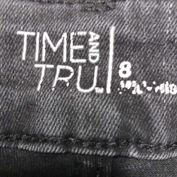 'Time and Tru', black stretch denim, 5 pkt, cuffed bottom jean shorts - size 8 - Picture 4 of 10